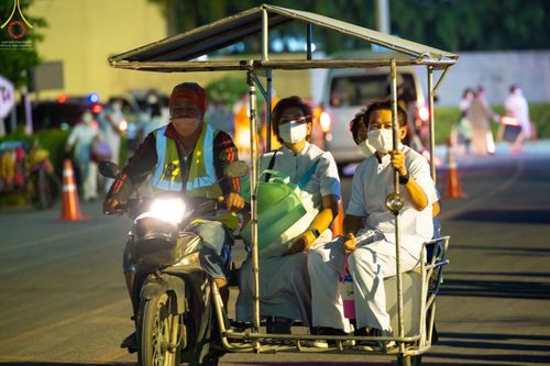 ภาพ No.69404:พิธีจุดประทีปถวายเป็นพุทธบูชา และบูชาธรรมมหาปูชนียาจารย์ ในโครงการธรรมยาตรากตัญญูบูชา มหาปูชนียาจารย์ พระมงคลเทพมุนี(สด จนฺทสโร) พระผู้ปราบมาร ปีที่ 11 ณ อนุสรณ์สถานมหาวิหารพระมงคลเทพมุนี อ.สองพี่น้อง จ.สุพรรณบุรี
