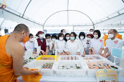 ภาพ No.71067:พิธีถวายภัตตาหารเป็นสังฆทาน แด่คณะพระธรรมยาตราฯ ในโครงการธรรมยาตราฯ ปีที่ 11 ณ อนุสรณ์สถานคลองบางนางแท่น อ.สามพราน จ.นครปฐม วันที่ 13 มกราคม พ.ศ. 2566