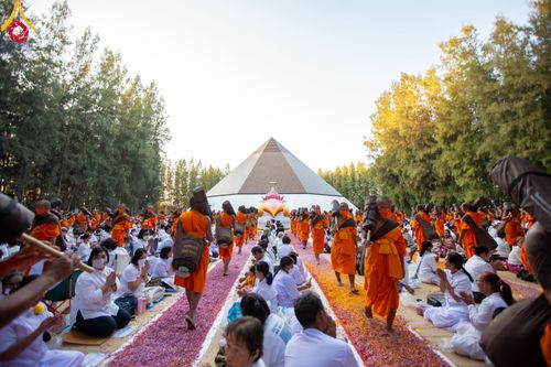ภาพ No.106210:พิธีต้อนรับพระธรรมยาตรา ชุด 2 ในโครงการธรรมยาตรากตัญญูบูชา มหาปูชนียาจารย์  พระมงคลเทพมุนี(สด จนฺทสโร) พระผู้ปราบมาร  อนุสรณ์สถาน 7 แห่ง ปีที่ 12  วันที่ 3 มกราคม พ.ศ. 2567  ณ อนุสรณ์สถานโลตัสแลนด์ จ.สุพรรณบุรี