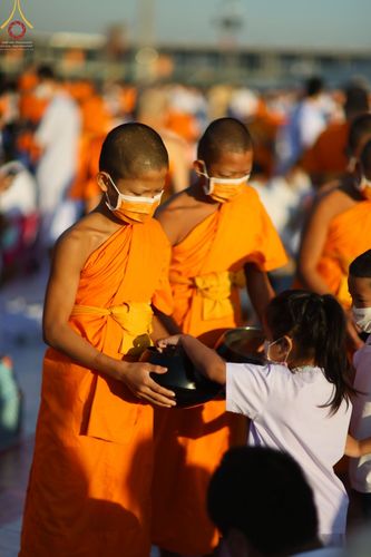 ภาพ No.68767:พิธีตักบาตรฉลองพระใหม่ วันที่ 1 มกราคม พ.ศ. 2566 ณ วัดพระธรรมกาย จ.ปทุมธานี