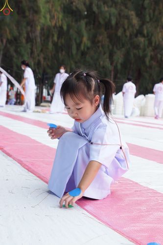 ภาพ No.69751:พิธีตักบาตรพระธรรมยาตราฯ ในโครงการธรรมยาตรากตัญญูบูชา มหาปูชนียาจารย์ พระมงคลเทพมุนี(สด จนฺทสโร) พระผู้ปราบมาร ปีที่ 11 ณ อนุสรณ์สถานลำดับที่ 1 สถานที่เกิดด้วยรูปกายเนื้อ อนุสรณ์สถานมหาวิหารพระมงคลเทพมุนี อ.สองพี่น้อง จ.สุพรรณบุรี