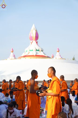 ภาพ No.70598:พิธีตักบาตรพระธรรมยาตราฯ ในโครงการธรรมยาตรากตัญญูบูชา มหาปูชนียาจารย์ พระมงคลเทพมุนี(สด จนฺทสโร) พระผู้ปราบมาร ปีที่ 11 ณ อนุสรณ์สถานลำดับที่ 2 สถานที่ตั้งมโนปณิธานบวชตลอดชีวิต อนุสรณ์สถานคลองบางนางแท่น อ.สามพราน จ.นครปฐม วันที่ 14 มกราคม พ.ศ. 2566