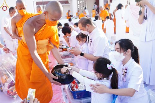 ภาพ No.73622:พิธีตักบาตรพระธรรมยาตราฯ ในโครงการธรรมยาตรากตัญญูบูชา มหาปูชนียาจารย์ พระมงคลเทพมุนี(สด จนฺทสโร) พระผู้ปราบมาร ปีที่ 11 ณ อนุสรณ์สถานลำดับที่ 4 สถานที่เกิดด้วยกายธรรม วัดโบสถ์ (บน) บางคูเวียง อ.บางกรวย จ.นนทบุรี วันที่ 22 มกราคม พ.ศ. 2566