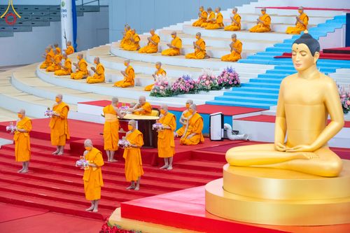 ภาพ No.83705:พิธีวางแผ่นจารึกชื่อและพิธีวางพวงมาลัยสักการะพระประธาน วันอาทิตย์ที่ 16 กรกฎาคม พ.ศ. 2566 ณ รัตนบัลลังก์ สภาธรรมกายสากล วัดพระธรรมกาย