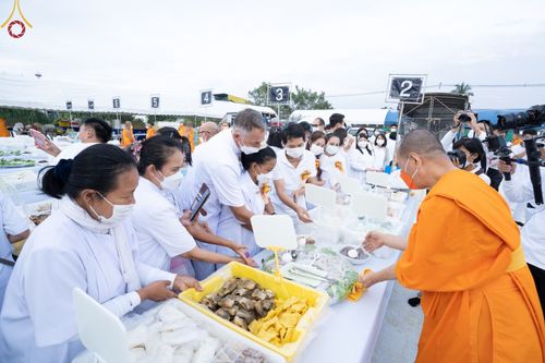 ภาพ No.70119:พิธีถวายภัตตาหารเป็นสังฆทาน แด่คณะพระธรรมยาตราฯ ในโครงการธรรมยาตราฯ ปีที่ 11 ณ อนุสรณ์สถานคลองบางนางแท่น อ.สามพราน จ.นครปฐม วันที่ 11 มกราคม พ.ศ. 2566