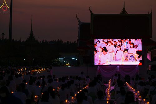 ภาพ No.71945:พิธีจุดประทีปถวายเป็นพุทธบูชา และบูชาธรรมมหาปูชนียาจารย์ ในโครงการธรรมยาตรากตัญญูบูชา มหาปูชนียาจารย์ พระมงคลเทพมุนี(สด จนฺทสโร) พระผู้ปราบมาร ปีที่ 11 ณ อนุสรณ์สถานลำดับที่ 3 สถานที่เกิดใหม่ในเพศสมณะ วัดสองพี่น้อง อ.สองพี่น้อง จ.สุพรรณบุรี วันที่ 17 มกร