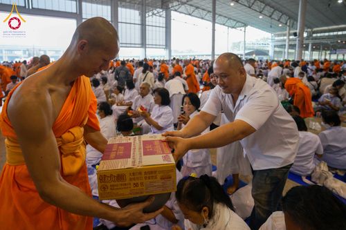 ภาพ No.308249:วันที่ 1  กุมภาพันธ์ พ.ศ. 2569 พิธีตักบาตรข้าวสารอาหารแห้ง ณ บ้านแก้วเรือนทองคุณยาย สภาธรรมกายสากล วัดพระธรรมกาย