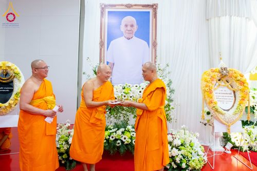 ภาพ No.314428:วันพฤหัสบดีที่ 19 มีนาคม พ.ศ. 2569 พิธีบำเพ็ญกุศล คุณพ่อณรงค์ จินตมากุล โยมบิดา พระครูปลัดรัตนวีรวัฒน์ (รังสฤษดิ์ อิทฺธิจินตโก) ที่ปรึกษาเจ้าคณะจังหวัดปทุมธานี เจ้าอาวาสวัดพระธรรมกาย  ณ ห้องปลูกศรัทธา 2 วัดพระธรรมกาย ปทุมธานี