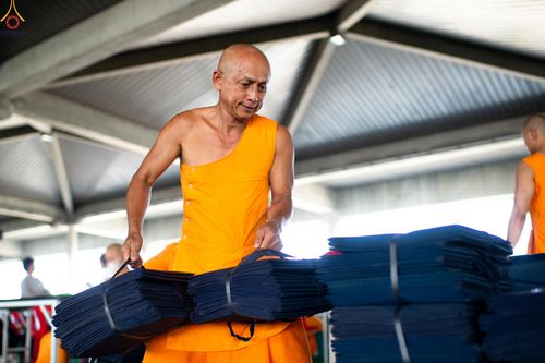 ภาพ No.322362:วันที่ 16 เมษายน พ.ศ.2569 การจัดเตรียมเบาะรองนอน เช็ดทำความสะอาด  เพื่องานถวายมหาสังฆทาน 40,000 กว่าวัดทั่วประเทศ วันคุ้มครองโลก 22 เมษายน พ.ศ.2569 วัดพระธรรมกาย