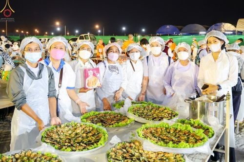 ภาพ No.73981:พิธีถวายภัตตาหารเป็นสังฆทาน แด่คณะพระธรรมยาตราฯ ในโครงการธรรมยาตรากตัญญูบูชา มหาปูชนียาจารย์ พระมงคลเทพมุนี(สด จนฺทสโร) พระผู้ปราบมาร อนุสรณ์สถาน 7 แห่ง ปีที่ 11 วันที่ 24 มกราคม พ.ศ. 2566