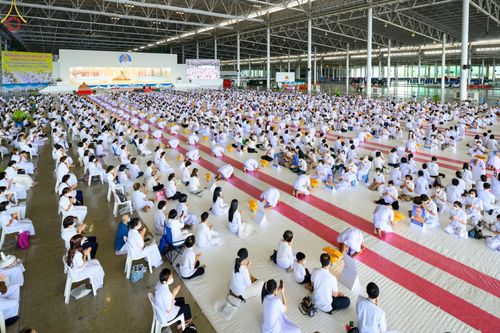 ภาพ No.63882:พิธีขอขมาและมอบผ้าไตรแด่นาคธรรมทายาท โครงการอุปสมบทบูชาธรรมมหาปูชนียาจารย์ วันอาทิตย์ที่ 20 พฤศจิกายน พ.ศ. 2565