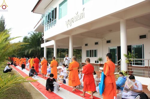 ภาพ No.68542:พิธีเจริญพระพุทธมนต์และตักบาตรพระ ๑,๐๐๐ รูป บำเพ็ญกุศลเพื่อถวายพระพรชัยแด่ สมเด็จพระเจ้าลูกเธอเจ้าฟ้าพัชรกิติยาภา นเรนทิราเทพยวดี กรมหลวงราชสาริณีสิริพัชร มหาวัชรราชธิดา และ ฉลองเมืองลำปาง ๑,๓๔๒ ปี วันศุกร์ที่ ๓๐ ธันวาคม พ.ศ.๒๕๖๕ ณ ศูนย์ปฏิบัติธรรมลำปาง 