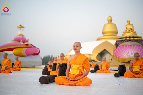 ภาพ No.299760:วันที่ 19 มกราคม พ.ศ.2569 พระธรรมยาตราปฏิบัติธรรมและถ่ายภาพหมู่ประวัติศาสตร์ ณ อนุสรณ์สถานลำดับที่ 5 สถานที่เผยแผ่วิชชาธรรมกายครั้งแรก  อนุสรณ์สถานบางปลาวัดบางปลา อ.บางเลน จ.นครปฐม ในโครงการธรรมยาตรา กตัญญูบูชา มหาปูชนียาจารย์ พระมงคลเทพมุนี(สด จนฺทสโร) 