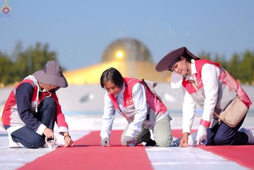 ภาพ No.306538:ภาพเบื้องหลังอาสาสมัครรวมใจ ชุดที่ 5 ในโครงการธรรมยาตรา กตัญญูบูชา มหาปูชนียาจารย์ พระมงคลเทพมุนี(สด จนฺทสโร) พระผู้ปราบมาร อนุสรณ์สถาน 7 แห่ง ปีที่ 14