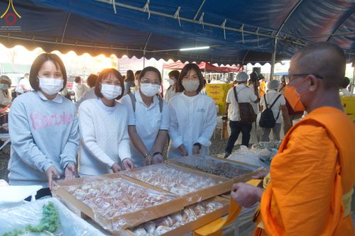 ภาพ No.74930:พิธีถวายภัตตาหารเป็นสังฆทาน แด่คณะพระธรรมยาตราฯ ในโครงการธรรมยาตรากตัญญูบูชา มหาปูชนียาจารย์ พระมงคลเทพมุนี(สด จนฺทสโร) พระผู้ปราบมาร อนุสรณ์สถาน 7 แห่ง ปีที่ 11 วันที่ 29 มกราคม พ.ศ. 2566