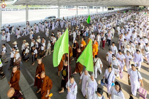 ภาพ No.324420:วันที่ 22 เมษายน พ.ศ.2569 (วันคุ้มครองโลก) งานถวายมหาสังฆทาน 40,000 กว่าวัดทั่วประเทศ บรรยากาศพระสังฆาธิการและสาธุชน  เดินทางเข้าลานธรรม วัดพระธรรมกาย