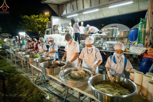 ภาพ No.69819:พิธีถวายภัตตาหารเป็นสังฆทาน แด่คณะพระธรรมยาตราฯ ในโครงการธรรมยาตราฯ ปีที่ 11 ณ อนุสรณ์สถานมหาวิหารพระมงคลเทพมุนี อ.สองพี่น้อง จ.สุพรรณบุรี วันที่ 7 มกราคม พ.ศ. 2566