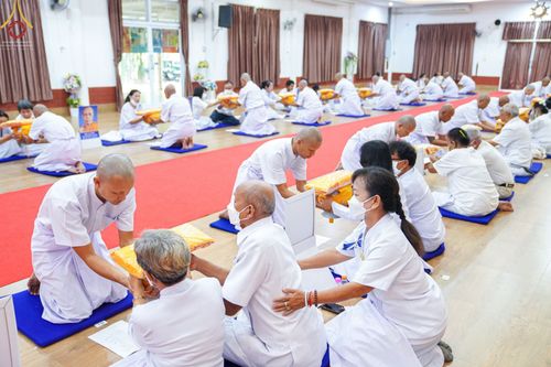 ภาพ No.65434:พิธีขอขมาผู้ปกครอง โดยนาคธรรมทายาท ในโครงการอุปสมบทบูชาธรรม มหาปูชนียาจารย์ประจำปี 2565 วันที่ 19 พฤศจิกายน พ.ศ. 2565 ณ ศูนย์ปฏิบัติธรรมลำปาง