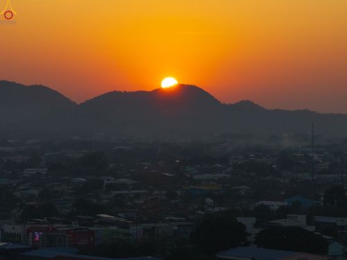 ภาพ No.284136:วันเสาร์ที่ 20 ธันวาคม พ.ศ.2568  พิธีตักบาตรพระ 10,000 รูป เนื่องในโอกาส 194 ปี จังหวัดกาญจนบุรี และอุทิศส่วนกุศลให้แด่บรรพชนทั้งหลาย บริเวณถนนสองแคว (Skywalk) เมืองกาญจนบุรี