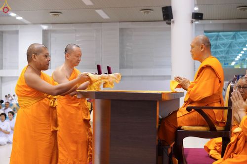 พระภิกษุสงฆ์กำลังถวายพระของขวัญแด่พระเถระในพิธีทางศาสนา