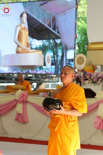 ภาพ No.322919:วันอาทิตย์ที่ 19 เมษายน พ.ศ. 2569 ตักบาตรฉลองพระใหม่ โครงการบรรพชาและอุปสมบทหมู่ รุ่นบูชาธรรม 82 ปี หลวงพ่อธัมมชโย ณ อาคารโถงช้าง สำนักงานใหญ่