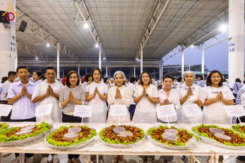 ภาพ No.121163:พิธีถวายภัตตาหารเป็นสังฆทาน แด่คณะพระธรรมยาตราฯ ในโครงการธรรมยาตรากตัญญูบูชา มหาปูชนียาจารย์ พระมงคลเทพมุนี(สด จนฺทสโร) พระผู้ปราบมาร อนุสรณ์สถาน 7 แห่ง ปีที่ 12 วันที่ 30 มกราคม พ.ศ. 2567 ณ สภาธรรมกายสากล วัดพระธรรมกาย