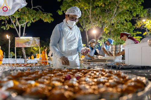 ภาพ No.106296:พิธีถวายภัตตาหารเป็นสังฆทาน แด่คณะพระธรรมยาตราฯ ในโครงการธรรมยาตรากตัญญูบูชา มหาปูชนียาจารย์ พระมงคลเทพมุนี(สด จนฺทสโร) พระผู้ปราบมาร อนุสรณ์สถาน 7 แห่ง ปีที่ 12 วันที่ 5 มกราคม พ.ศ. 2567 ณ อนุสรณ์สถานโลตัสแลนด์ จ.สุพรรณบุรี