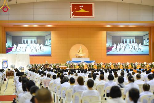 ภาพ No.90772:พิธีบำเพ็ญกุศลสวดพระอภิธรรม  อุบาสกถาวร พรหมถาวร (อุบาสกผู้ปั้นพระ) คืนที่ 3 วันจันทร์ที่ 16 ตุลาคม พ.ศ. 2566 ณ ห้องแก้วสารพัดนึก 1 สภาธรรมกายสากล วัดพระธรรมกาย จ.ปทุมธานี