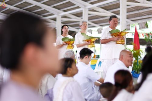 ภาพ No.338257:วันอาทิตย์ที่ 5 กรกฎาคม พศ.2569 พิธีตัดปอยผมธรรมทายาทนานาชาติ IDOP รุ่นที่ 21 จากประเทศจีน มาเลเซีย สิงคโปร์ และไต้หวัน ณ โถงช้าง วัดพระธรรมกาย