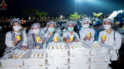 ภาพ No.73040:พิธีถวายภัตตาหารเป็นสังฆทาน แด่คณะพระธรรมยาตราฯ ในโครงการธรรมยาตรากตัญญูบูชา มหาปูชนียาจารย์ พระมงคลเทพมุนี(สด จนฺทสโร) พระผู้ปราบมาร อนุสรณ์สถาน 7 แห่ง ปีที่ 11 วันที่ 21 มกราคม พ.ศ. 2566