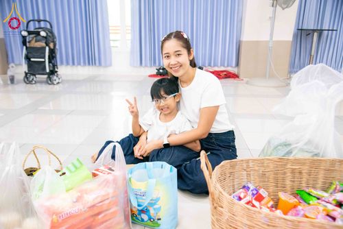 ภาพ No.321779:วันที่ 12 เมษายน พ.ศ.2569 ตักบาตรสงกรานต์ฉลองสามเณรใหม่  ณ ศูนย์ปฏิบัติธรรมระยอง(บ้านช่องลม)