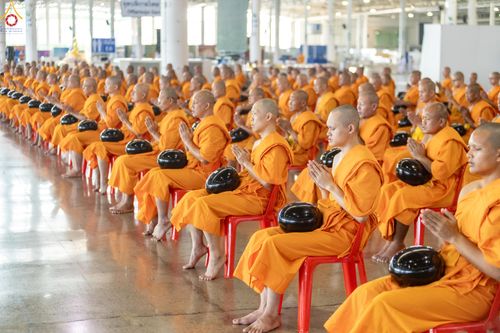 ภาพ No.327897:วันที่ 3 พฤษภาคม พ.ศ.2569 พิธีตักบาตร ข้าวสารอาหารแห้ง ณ บ้านแก้วเรือนทองคุณยายอาจารย์ฯ วัดพระธรรมกาย