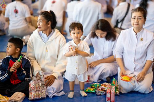 ภาพ No.311320:วันอาทิตย์ต้นเดือนที่ 1 มีนาคม พ.ศ.2569 พิธีตักบาตร และ พิธีบูชาข้าวพระ ณ สภาธรรมกายสากล วัดพระธรรมกาย