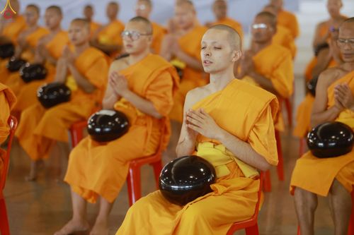 ภาพ No.318133:วันอาทิตย์ต้นเดือนที่ 5 เมษายน พ.ศ.2569 พิธีตักบาตร ณ บ้านแก้วเรือนทองคุณยายอาจารย์ฯ วัดพระธรรมกาย