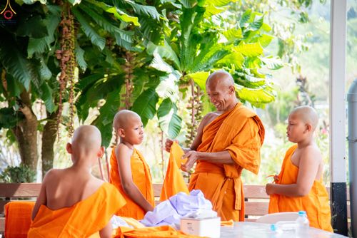 ภาพ No.320188:วันเสาร์ที่ 4 เมษายน 2569 พิธีตัดปอยผม ขอขมาผู้ปกครอง  มอบบาตร-ผ้าไตร และพิธีบรรพชาสามเณร 87 รูป  ณ ศูนย์ปฏิบัติธรรมระยอง(บ้านช่องลม)  ต.บางบุตร อ.บ้านค่าย จ.ระยอง