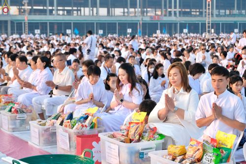 ภาพ No.279794:วันที่ 1 มกราคม พ.ศ.2569 พิธีตักบาตรในวันขึ้นปีใหม่ ณ ลานธรรม วัดพระธรรมกาย