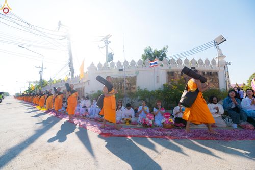 ภาพ No.292906:วันที่ 11 มกราคม พ.ศ. 2569 พิธีต้อนรับพระธรรมยาตรา ณ อนุสรณ์สถานลำดับที่ 3 สถานที่เกิดในเพศสมณะ วัดสองพี่น้อง อำเภอสองพี่น้อง จังหวัดสุพรรณบุรี ในโครงการธรรมยาตรา กตัญญูบูชา มหาปูชนียาจารย์ พระมงคลเทพมุนี(สด จนฺทสโร) พระผู้ปราบมาร อนุสรณ์สถาน 7 แห่ง ปีที