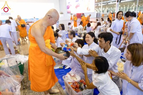 ภาพ No.308510:วันที่ 1 กุมภาพันธ์ พ.ศ. 2569 พิธีตักบาตรข้าวสารอาหารแห้ง ณ บ้านแก้วเรือนทองคุณยาย สภาธรรมกายสากล วัดพระธรรมกาย