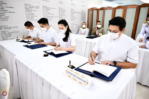 ภาพ No.67581:ผู้แทนคณะศิษยานุศิษย์วัดพระธรรมกาย ลงนามถวายพระพร สมเด็จพระเจ้าลูกเธอ เจ้าฟ้าพัชรกิติยาภา นเรนทิราเทพยวดี กรมหลวงราชสาริณีสิริพัชร มหาวัชรราชธิดา