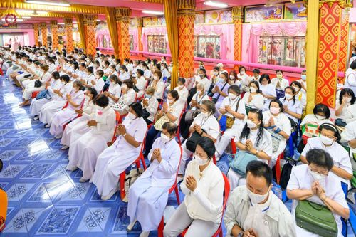 ภาพ No.73679:พิธีเจริญพระพุทธมนต์ ปฏิบัติธรรม มอบทุนการศึกษา ถวายสังฆทาน 106 วัด เพื่อถวายเป็นพุทธบูชา และขับเคลื่อนโครงการหมู่บ้านรักษาศีล 5  โดยคณะสงฆ์จังหวัดนนทบุรี คณะศิษยานุศิษย์วัดพระธรรมกาย โครงการธรรมยาตราฯ ปีที่ 11 ณ วัดตะเคียน อ.บางกรวย จ.นนทบุรี วันที่ 21 