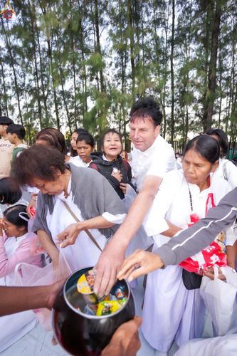 ภาพ No.289438:วันที่ 7 มกราคม พ.ศ. 2569 พิธีตักบาตรพระธรรมยาตรา ณ อนุสรณ์สถานลำดับที่ 1 สถานที่เกิดด้วยรูปกายเนื้อ อนุสรณ์สถานมหาวิหารพระมงคลเทพมุนี (โลตัสแลนด์) อ.สองพี่น้อง จ.สุพรรณบุรี ในโครงการธรรมยาตรา กตัญญูบูชา มหาปูชนียาจารย์ พระมงคลเทพมุนี(สด จนฺทสโร) พระผู้ป