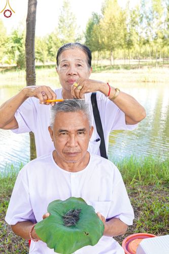 ภาพ No.65108:พิธีปลงผมนาคธรรมทายาท โครงการอุปสมบทบูชาธรรม มหาปูชนียาจารย์ประจำปี 2565 วันที่ 17 พฤศจิกายน พ.ศ. 2565 ณ ศูนย์ปฏิบัติธรรมลำปาง