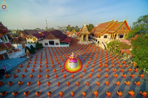 ภาพ No.73632:พิธีตักบาตรพระธรรมยาตราฯ ในโครงการธรรมยาตรากตัญญูบูชา มหาปูชนียาจารย์ พระมงคลเทพมุนี(สด จนฺทสโร) พระผู้ปราบมาร ปีที่ 11 ณ อนุสรณ์สถานลำดับที่ 4 สถานที่เกิดด้วยกายธรรม วัดโบสถ์ (บน) บางคูเวียง อ.บางกรวย จ.นนทบุรี วันที่ 22 มกราคม พ.ศ. 2566