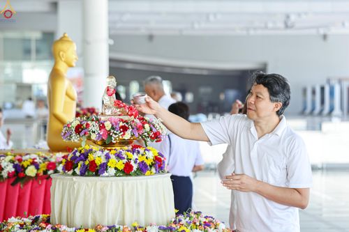 ภาพ No.322260:วันที่ 13 เมษายน พ.ศ.2569 สาธุชนสรงน้ำพระ เนื่องในวันสงกรานต์ ณ หอฉันคุณยายอาจารย์ วัดพระธรรมกาย