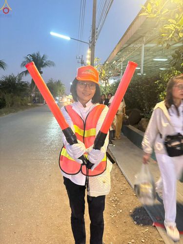 ภาพ No.300697:ภาพเบื้องหลังอาสาสมัครรวมใจ ชุดที่ 3 ในโครงการธรรมยาตรา กตัญญูบูชา มหาปูชนียาจารย์ พระมงคลเทพมุนี(สด จนฺทสโร) พระผู้ปราบมาร อนุสรณ์สถาน 7 แห่ง ปีที่ 14