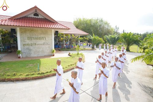 ภาพ No.65414:พิธีขอขมาผู้ปกครอง โดยนาคธรรมทายาท ในโครงการอุปสมบทบูชาธรรม มหาปูชนียาจารย์ประจำปี 2565 วันที่ 19 พฤศจิกายน พ.ศ. 2565 ณ ศูนย์ปฏิบัติธรรมลำปาง