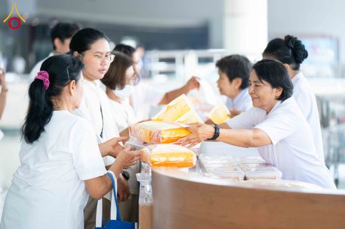 ภาพ No.326677:วันที่ 1 พฤษภาคม พ.ศ.2569 พิธีบุพเปตพลี ครั้งที่ 181 ร่วมอุทิศบุญแด่หมู่ญาติที่ล่วงลับไปแล้ว และสืบทอดอายุพระพุทธศาสนา ณ หอฉันคุณยายอาจารย์ฯ วัดพระธรรมกาย