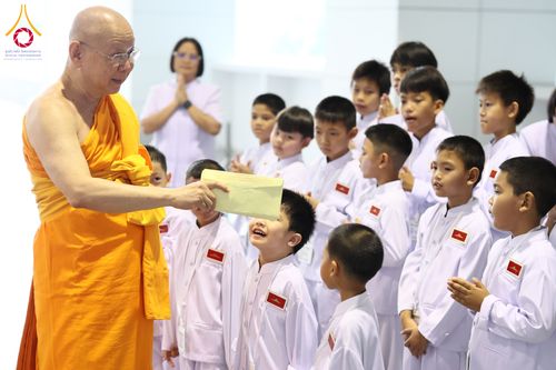 ภาพ No.318280:วันอาทิตย์ต้นเดือนที่ 5 เมษายน พ.ศ.2569 พิธีบูชาข้าวพระ ณ สภาธรรมกายสากล วัดพระธรรมกาย