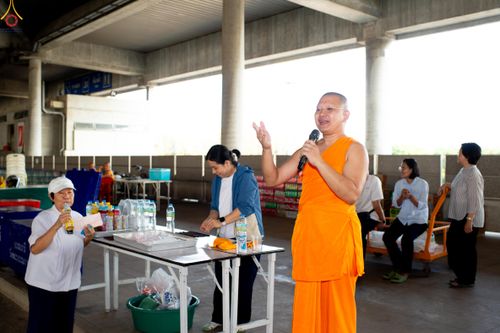 ภาพ No.322342:วันที่ 16 เมษายน พ.ศ.2569 การจัดเตรียมเบาะรองนอน เช็ดทำความสะอาด  เพื่องานถวายมหาสังฆทาน 40,000 กว่าวัดทั่วประเทศ วันคุ้มครองโลก 22 เมษายน พ.ศ.2569 วัดพระธรรมกาย