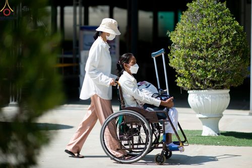 ภาพ No.69410:พิธีจุดประทีปถวายเป็นพุทธบูชา และบูชาธรรมมหาปูชนียาจารย์ ในโครงการธรรมยาตรากตัญญูบูชา มหาปูชนียาจารย์ พระมงคลเทพมุนี(สด จนฺทสโร) พระผู้ปราบมาร ปีที่ 11 ณ อนุสรณ์สถานมหาวิหารพระมงคลเทพมุนี อ.สองพี่น้อง จ.สุพรรณบุรี